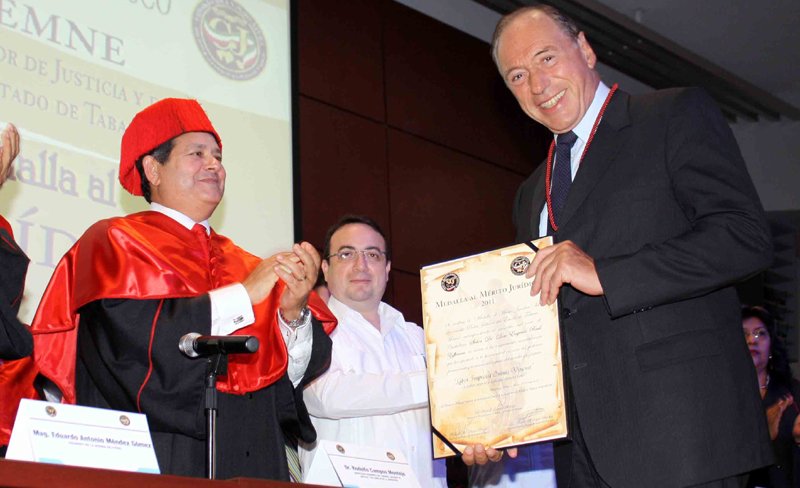 El juez Argentino Raúl Zaffaroni recibió en México la Medalla al Mérito Jurídico