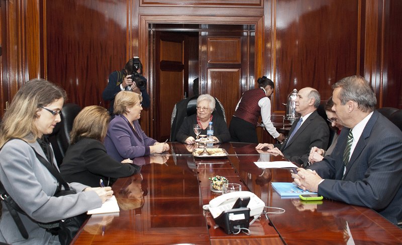 Michelle Bachelet se reuni con ministros de la Corte
