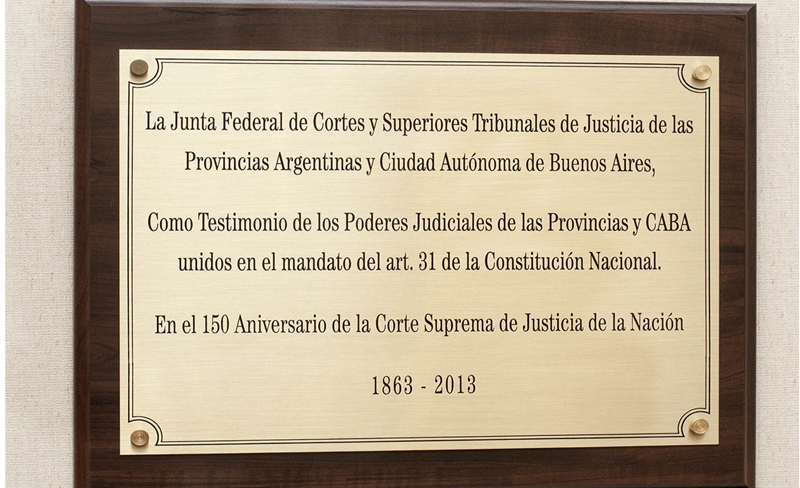 Jufejus entreg una placa a la Corte en conmemoracin por su 150 aniversario