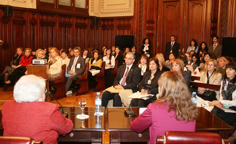 Argibay present un programa para fortalecer el reconocimiento de los derechos de las mujeres