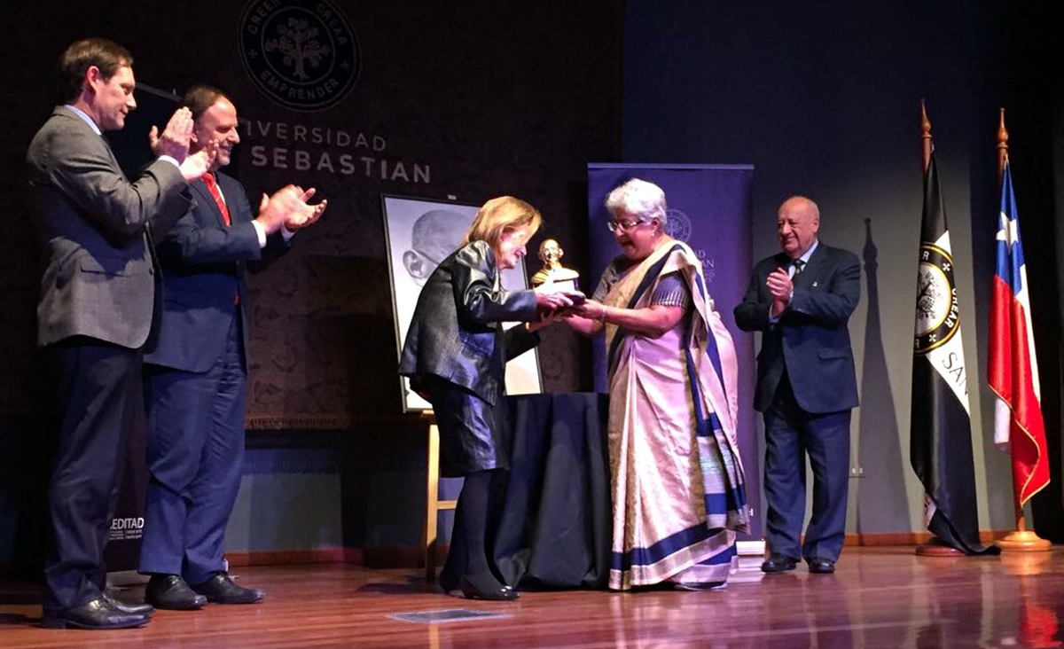 Elena Highton de Nolasco fue distinguida con el premio Mahatma Gandhi por la Universidad San Sebastin de Chile