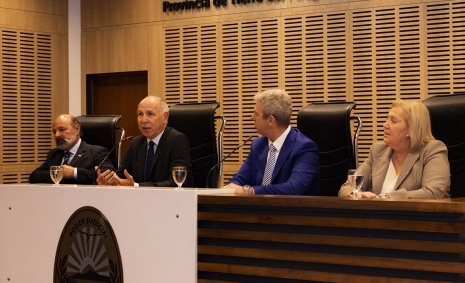 El ministro Ricardo Lorenzetti junto al vicepresidente del Superior Tribunal de Justicia de Tierra del Fuego, Ernesto Adrin Lffler; los vocales del STJ, Edith Miriam Cristiano y Javier Daro Muchnik; y el exjuez del Superior Tribunal de Justicia de la Provincia de Santa Cruz, Enrique Peretti - El juez Ricardo Lorenzetti se reuni con magistrados y funcionarios del Poder Judicial de Tierra del Fuego